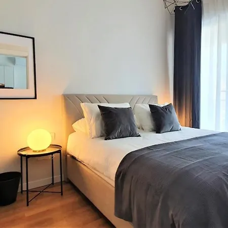 Apartment Near Airport Metro 1-bdr Gympool *